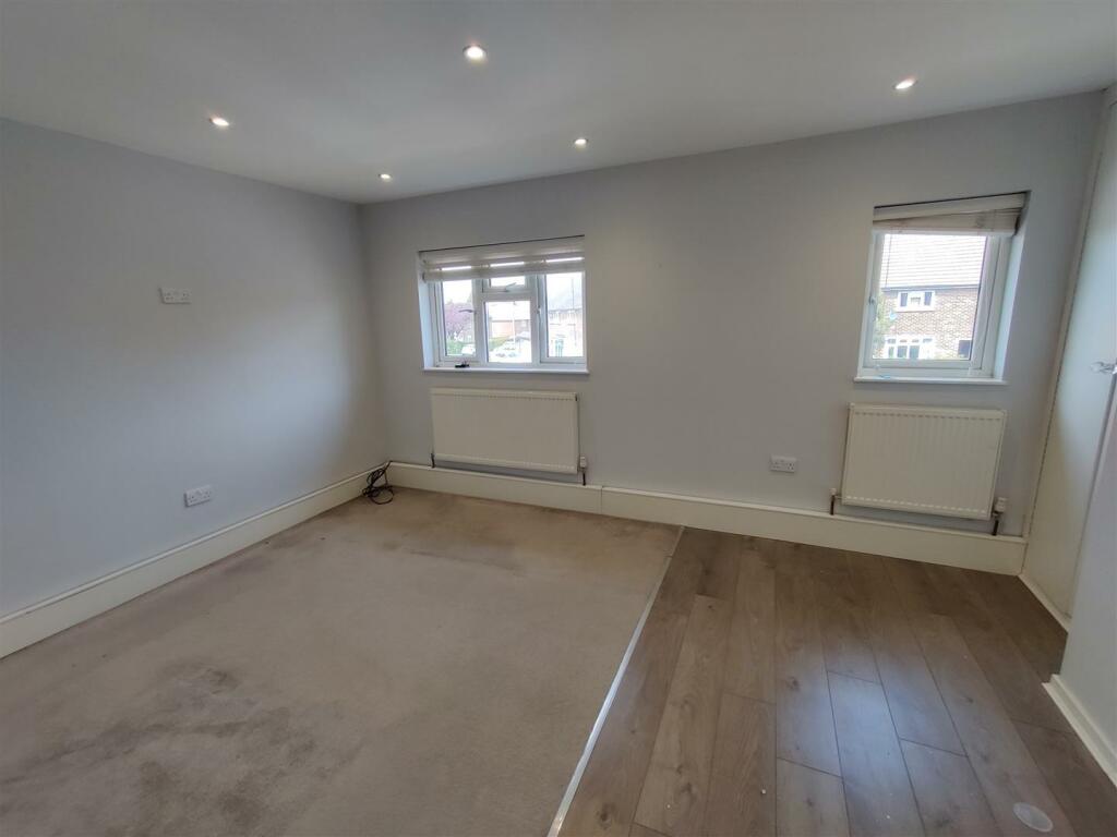 Flat 2, 179 Buttcourt  Livingroom 2.jpg