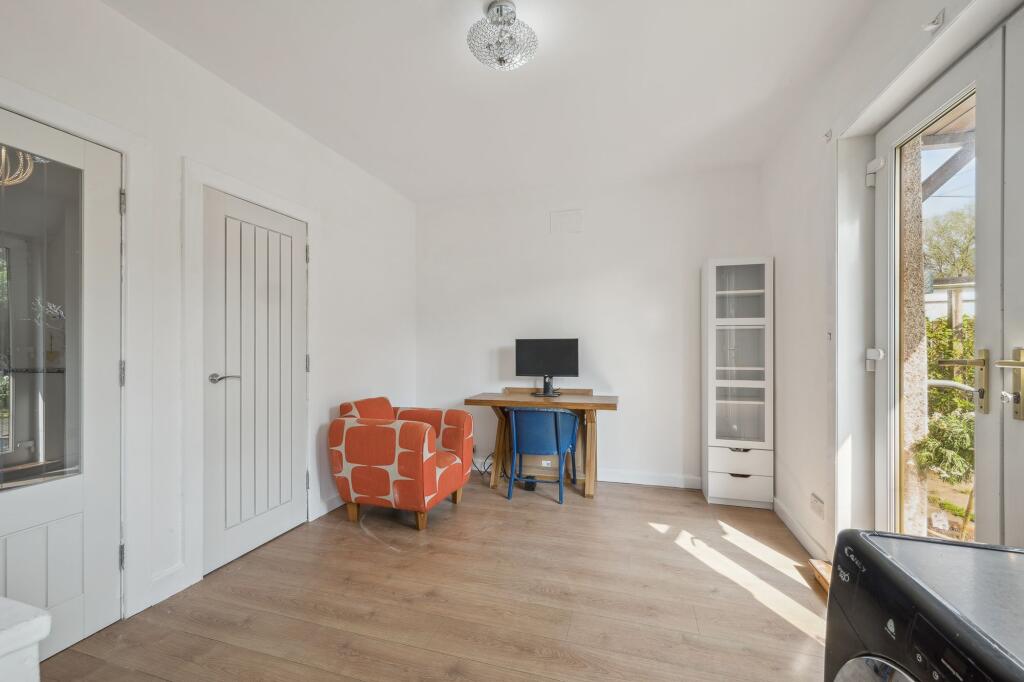 Kitchen/ Dining Area
