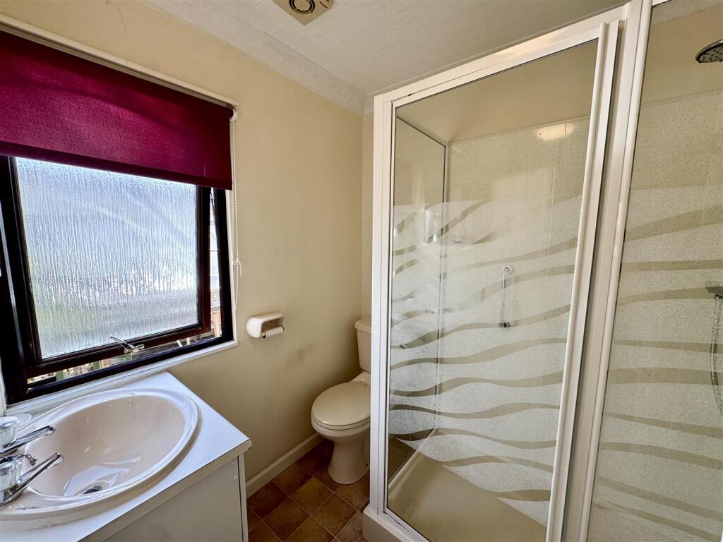 EN-SUITE SHOWER ROOM