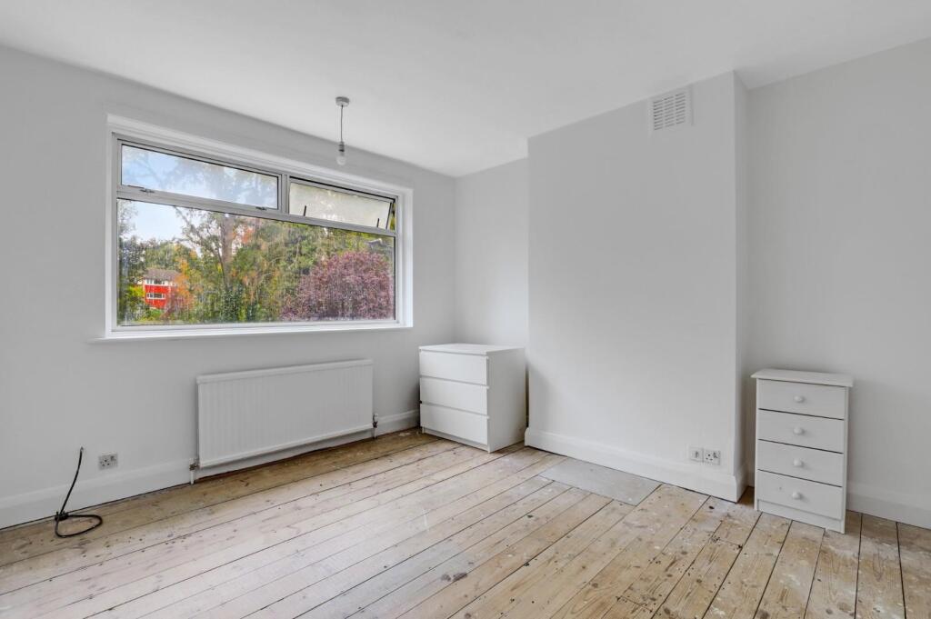 01-2367JHPropWorld - 7 Mylis Close - 32.jpg