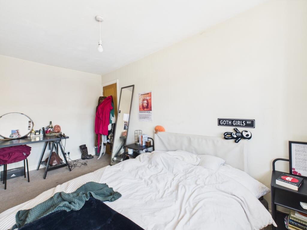 CAM03729G0-PR0024-STILL014