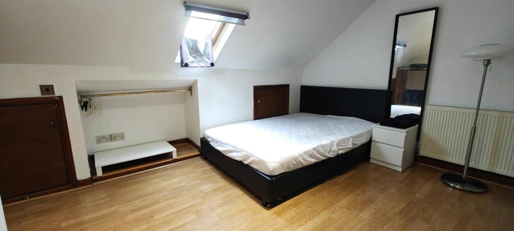 Bed 4 (loft)