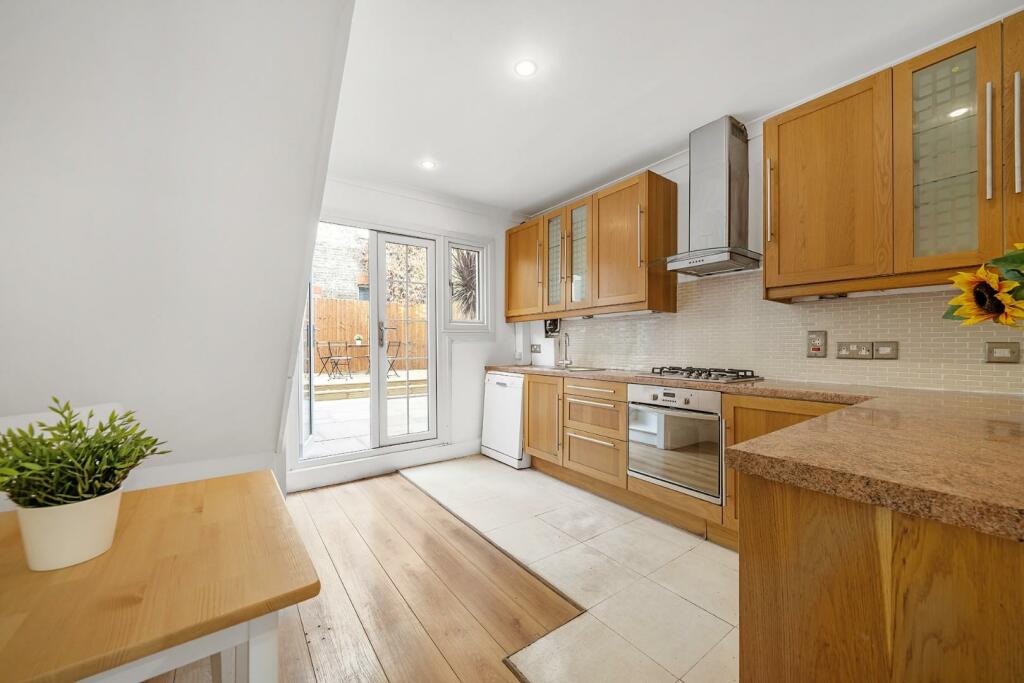 Kitchen (2).JPG