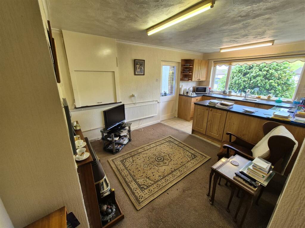 Kitchen/ Dining Room