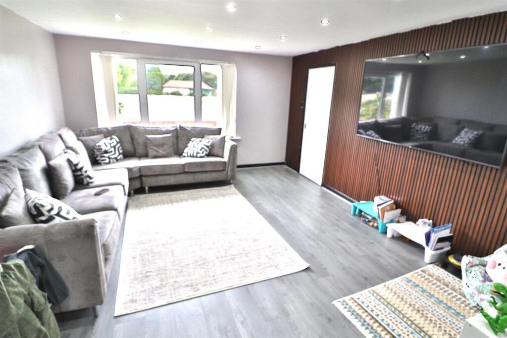 OPEN PLAN LOUNGE/DINING ROOM