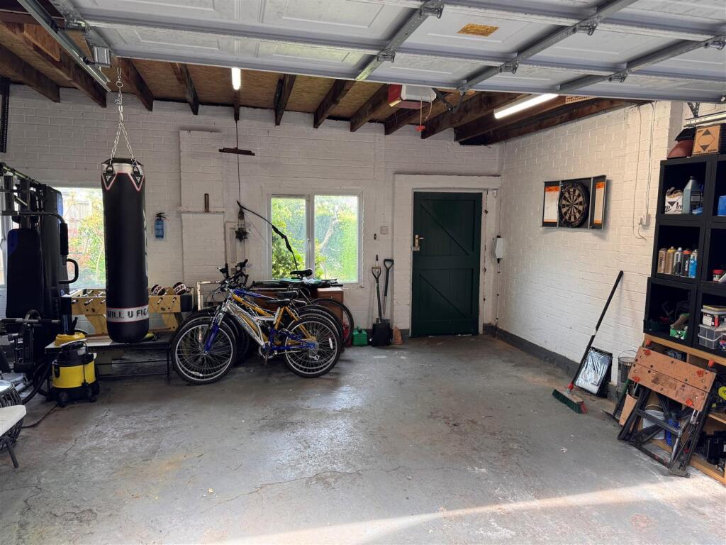 Garage 1.jpg