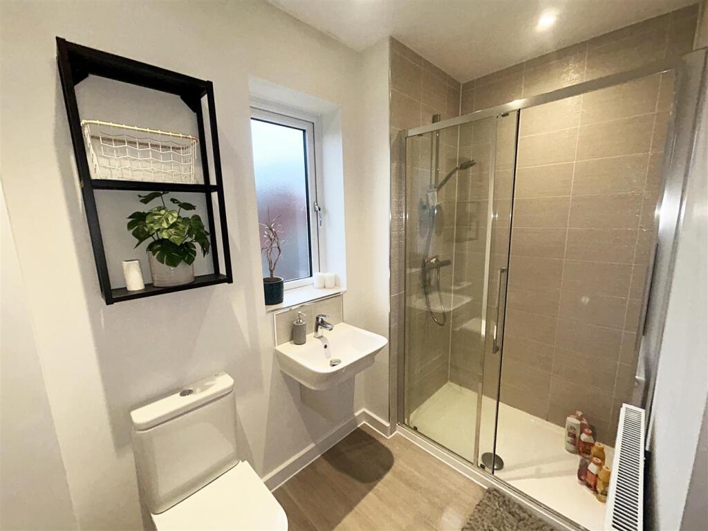 ENSUITE (FIRST FLOOR)