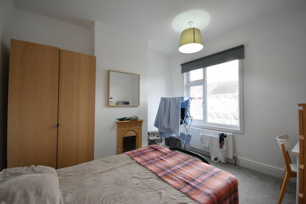 Bedroom 1-min