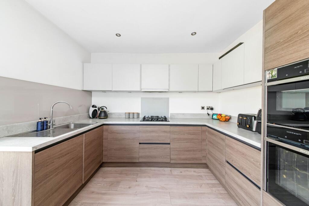 OPEN-PLAN DINING KITCHEN