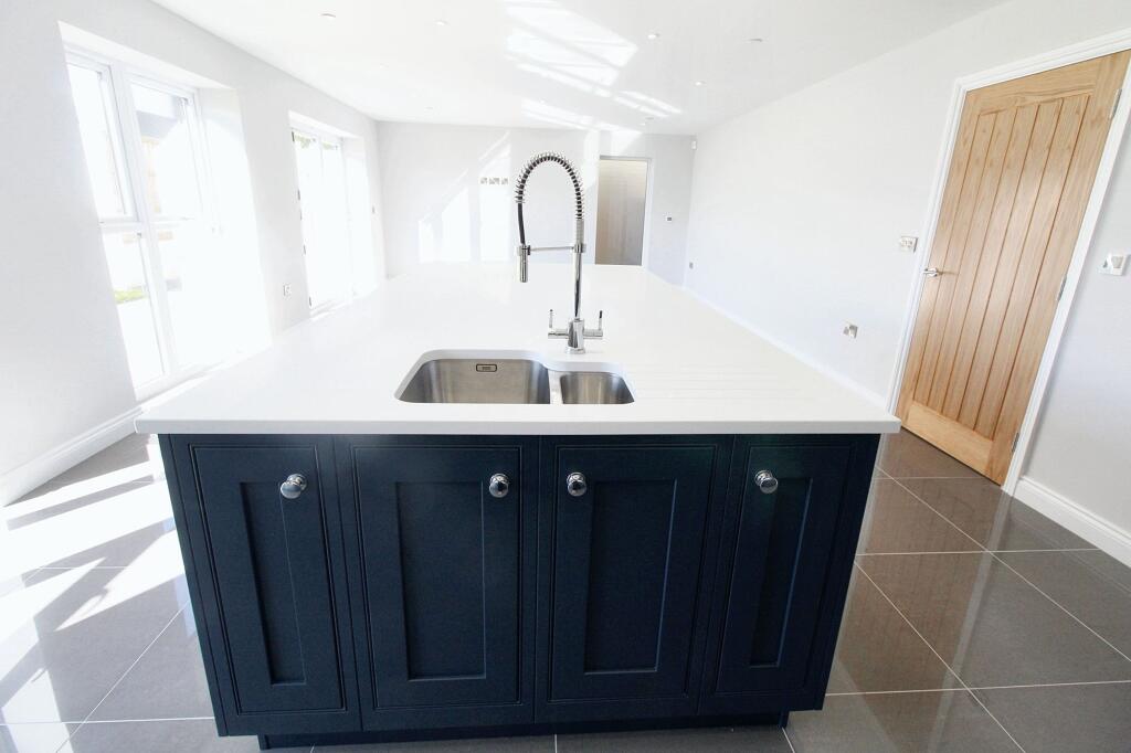 KITCHEN/FAMILY ROOM