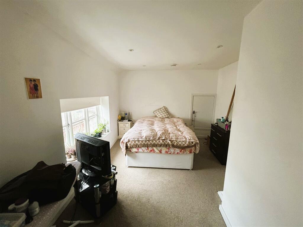 Flat 2, 100a High Street bedroom.jpeg