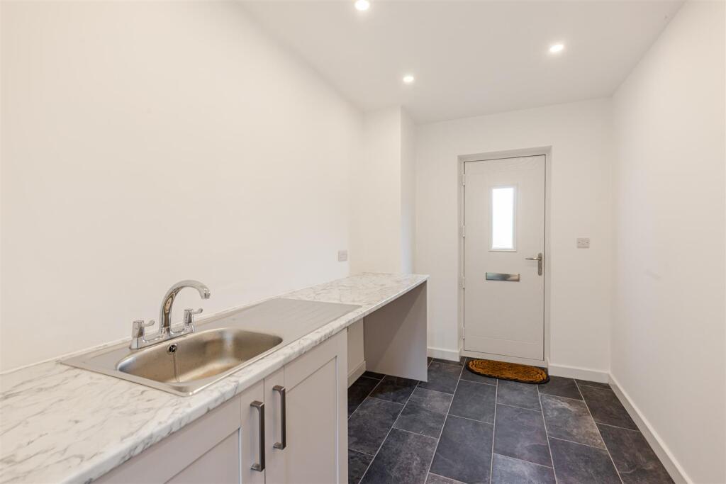 A15 - 3 Manor Bend Galmpton - 250611.jpg