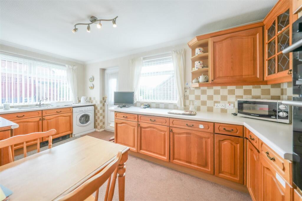 BREAKFASTING KITCHEN