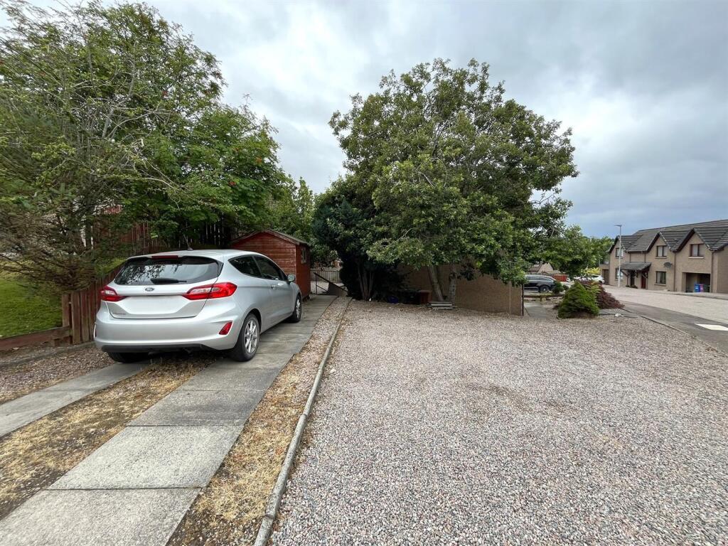 DRIVEWAY / GARDEN