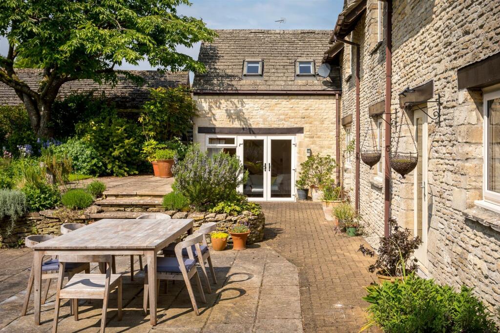 27 - The Granary - GL7 6PA - Web.jpg