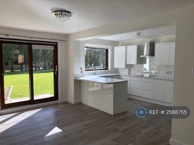 Dining Room &amp; Breakfast Bar