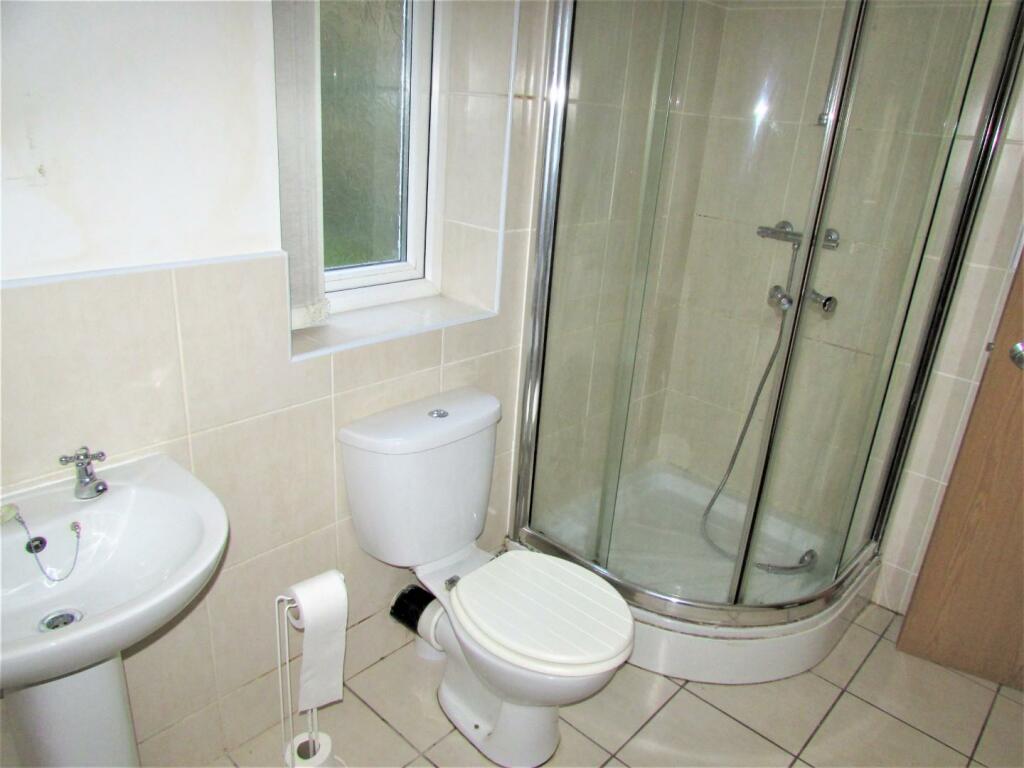 StationMews2bath2.JPG