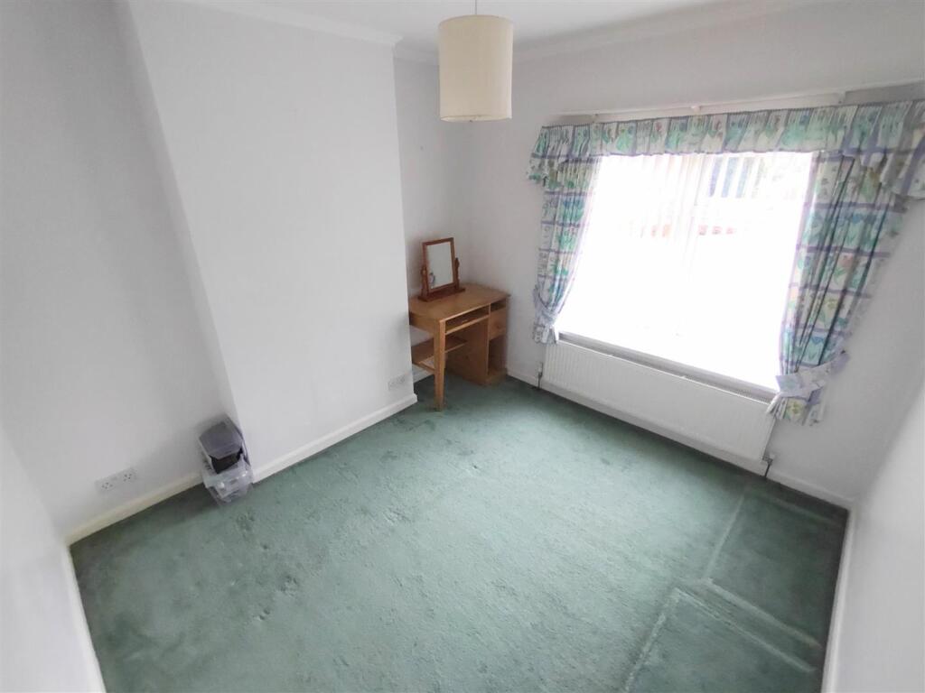 Far Laund Front Bedroom 1 (002).JPG