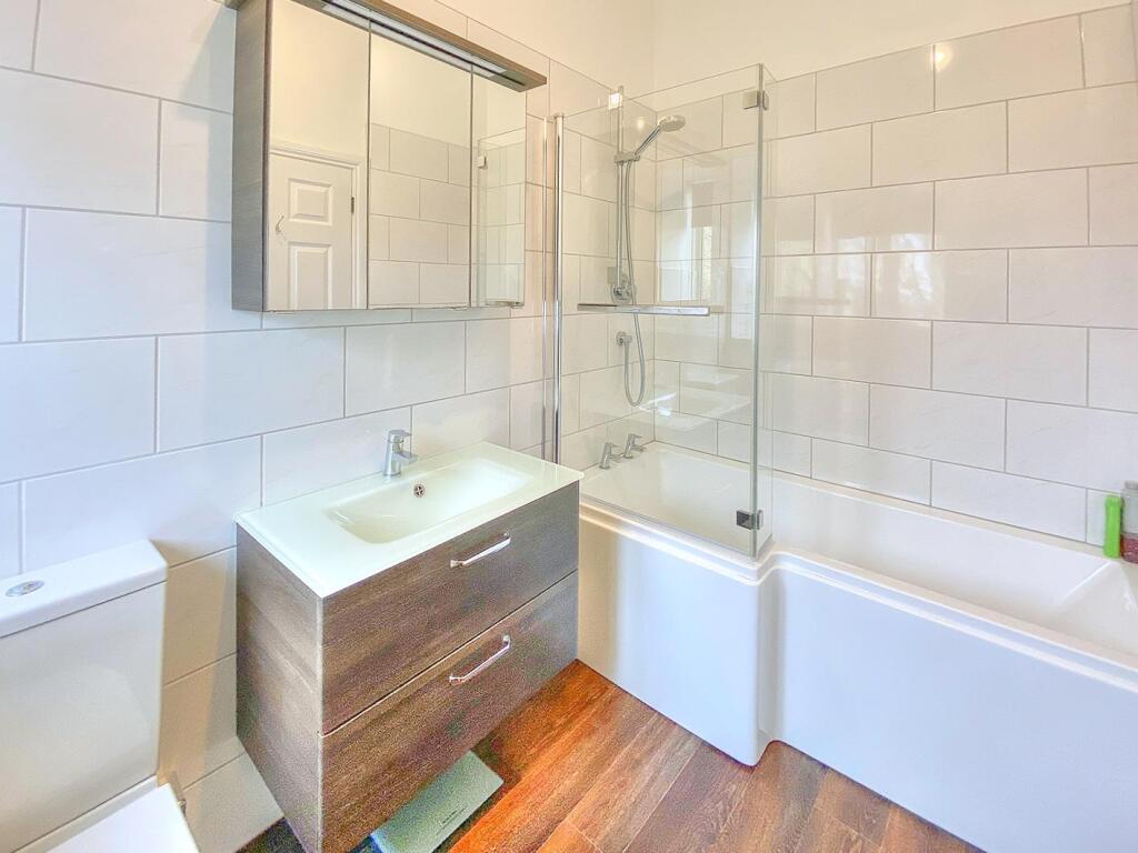 En Suite Bathroom: