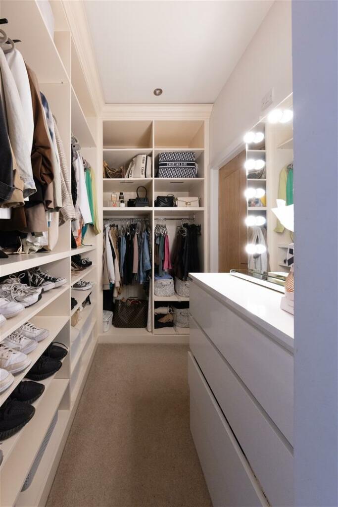 MASTER DRESSING ROOM