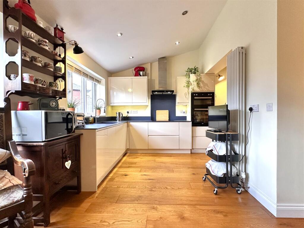 Eye-Catching Modern Kitchen 628