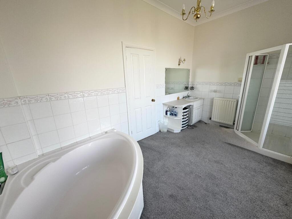 EN SUITE (FIRST FLOOR)