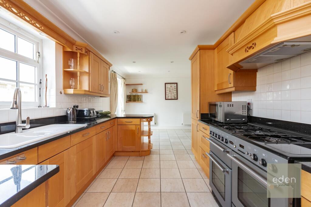 KITCHEN/BREAKFAST AREA