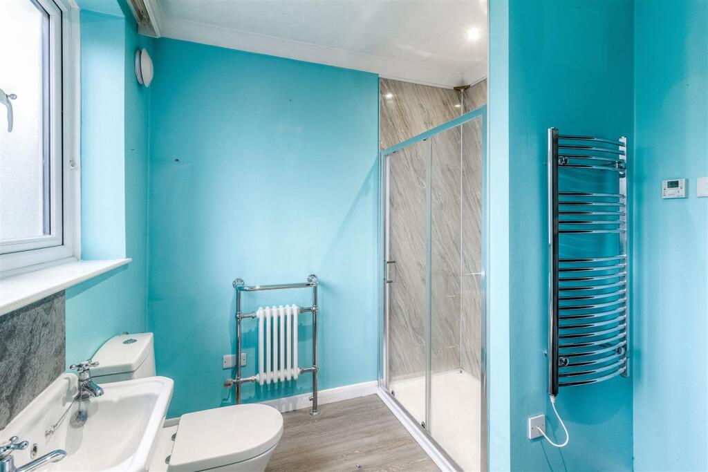 11 Beverley Crescent - Bathroom 002.jpg