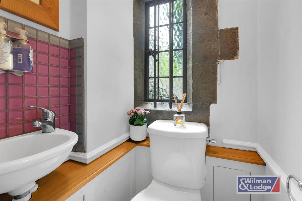 Four Double Bed Character Property in Steeton (24)