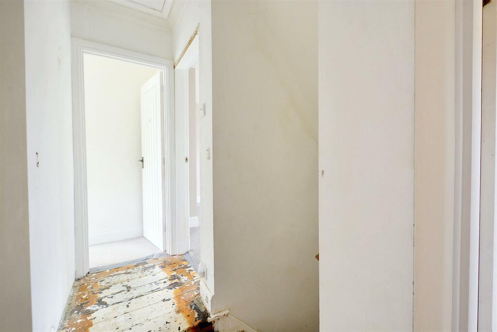 FIRST FLOOR LANDING
