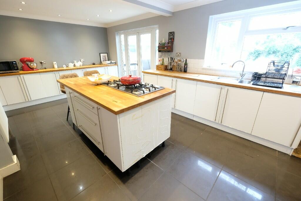 KITCHEN/DINING ROOM