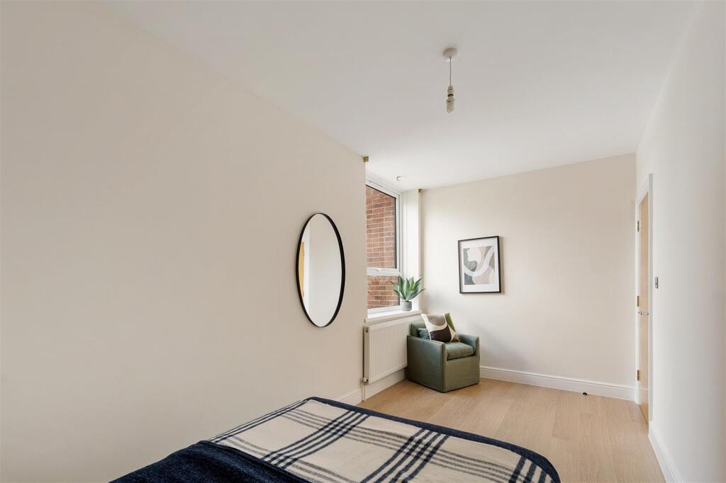 Eastwood Close, E18