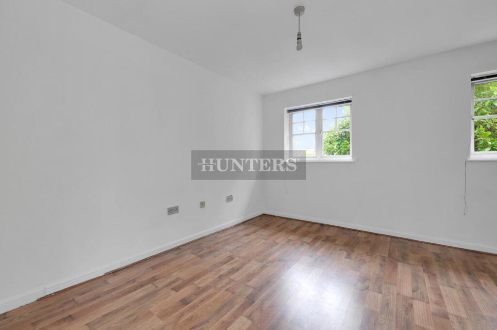 Master Bedroom       .JPG