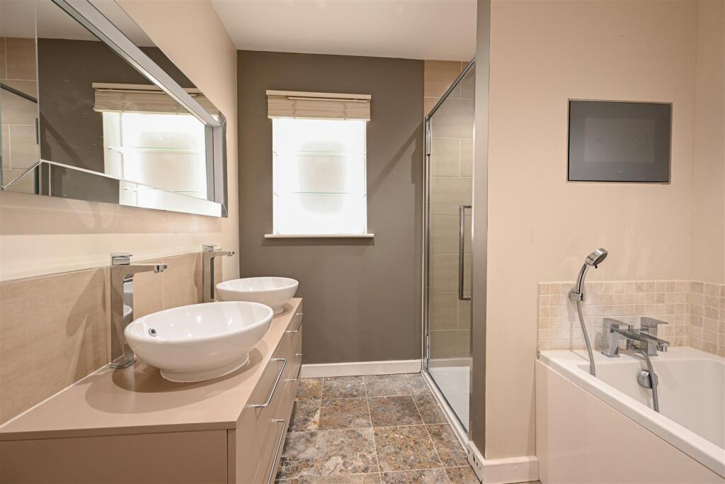 Bathroom 1.jpg