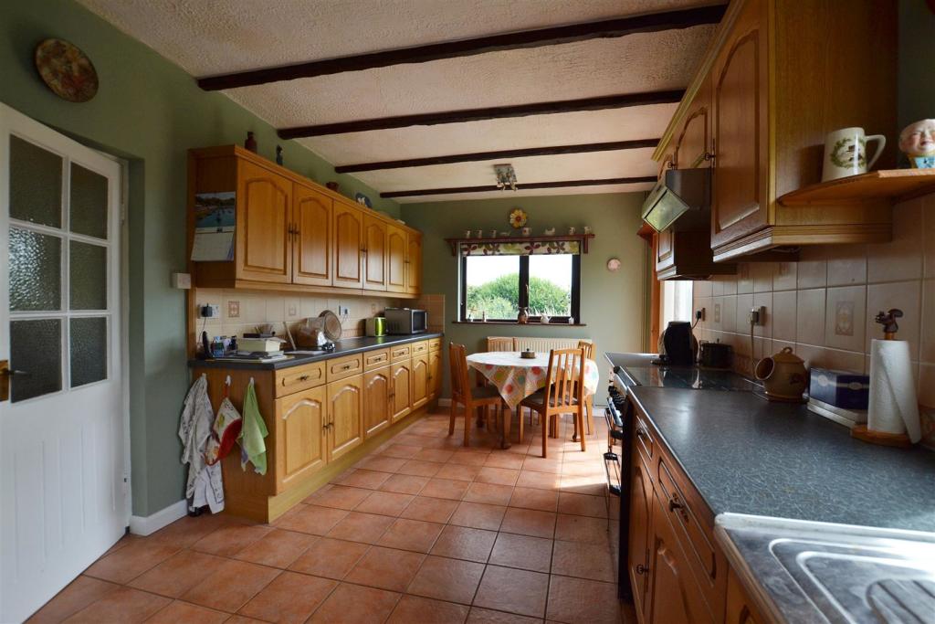 kitchen..JPG
