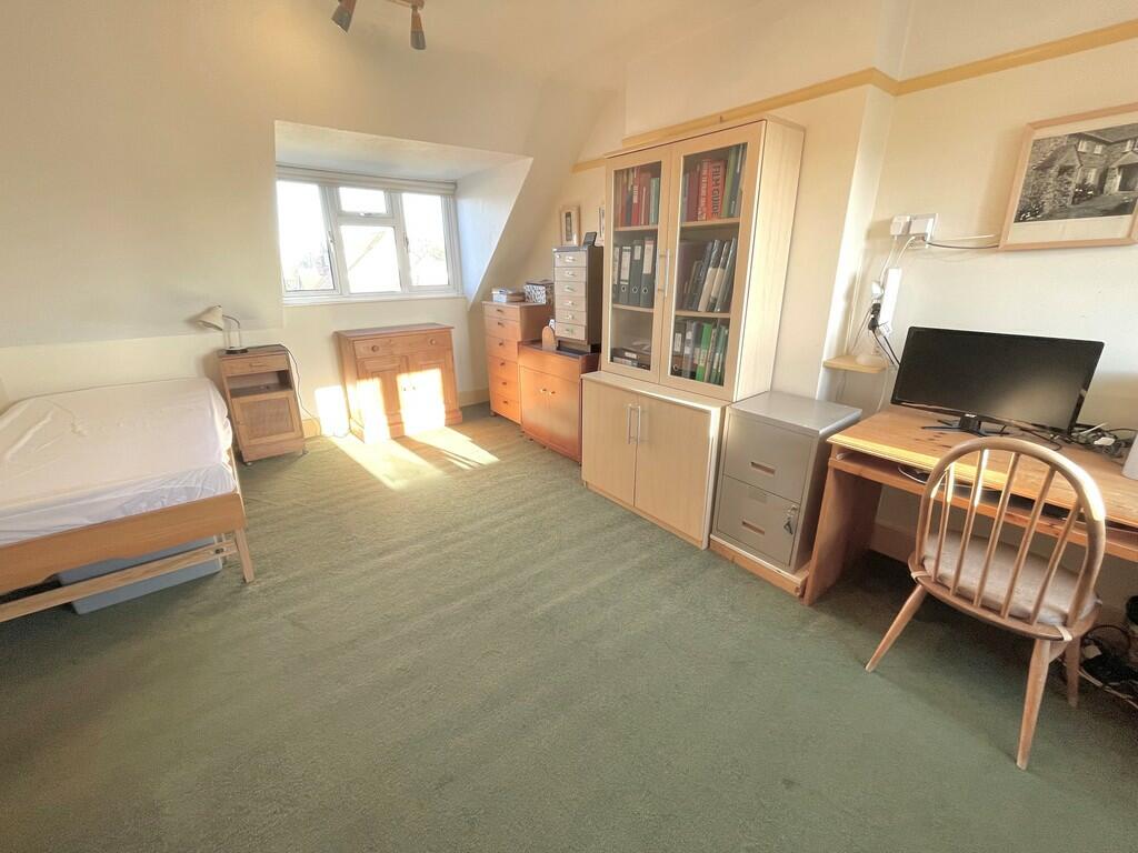 29 Knightscroft A...