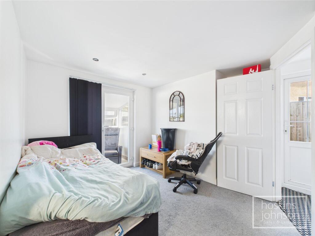 Sitting Room/Bedroom 4
