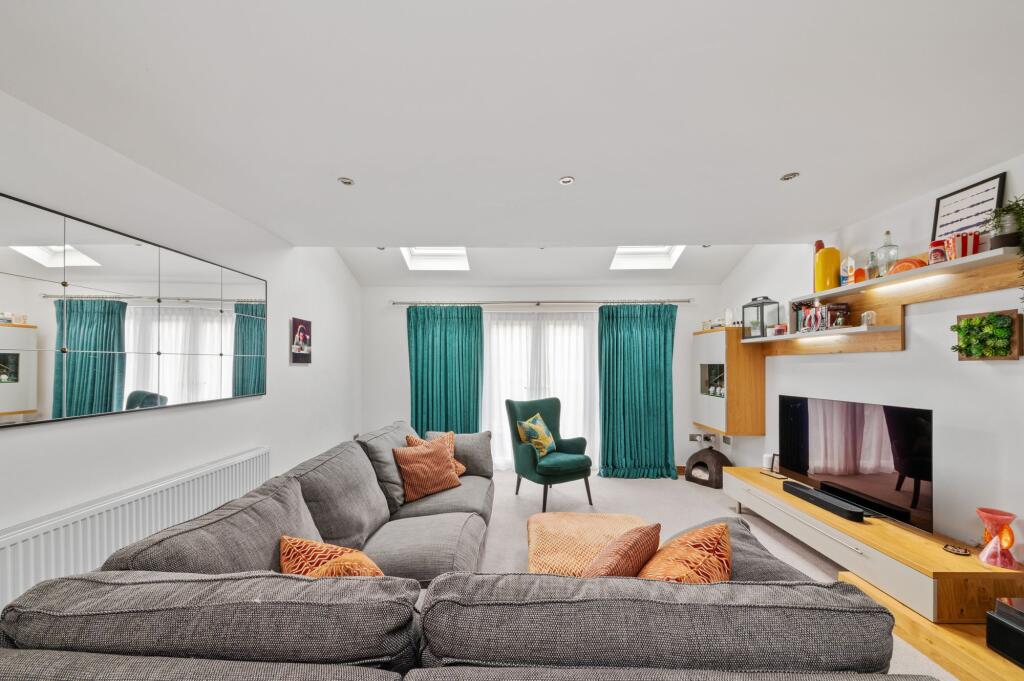 OPEN-PLAN LIVING DINING ROOM