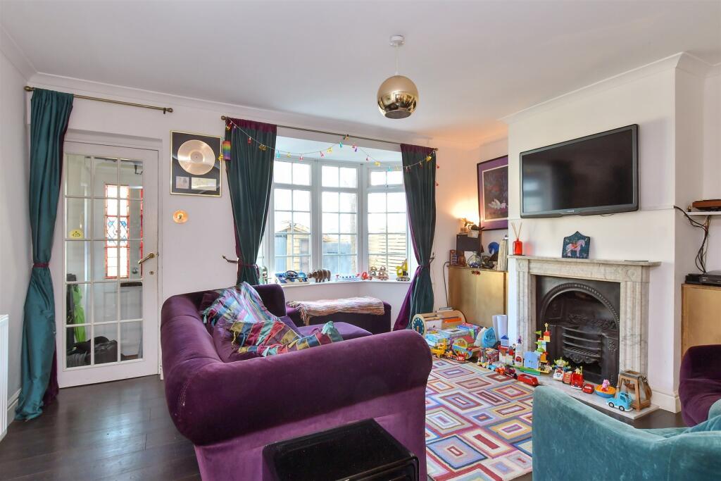 Lounge/ Dining Room