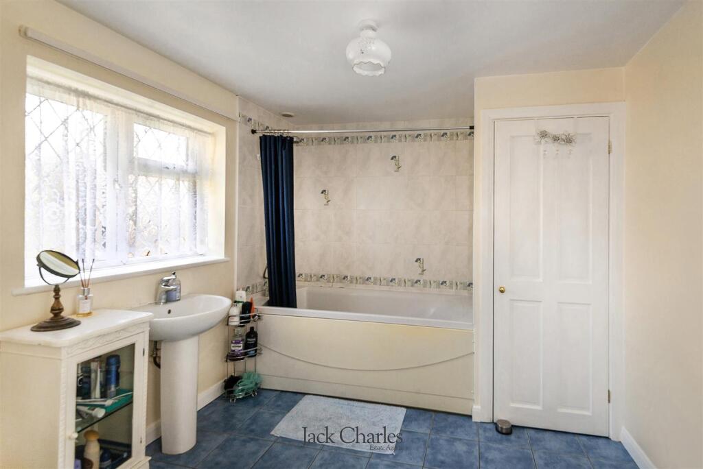 1 Rutherford Way, TN10 4RH 014.jpg