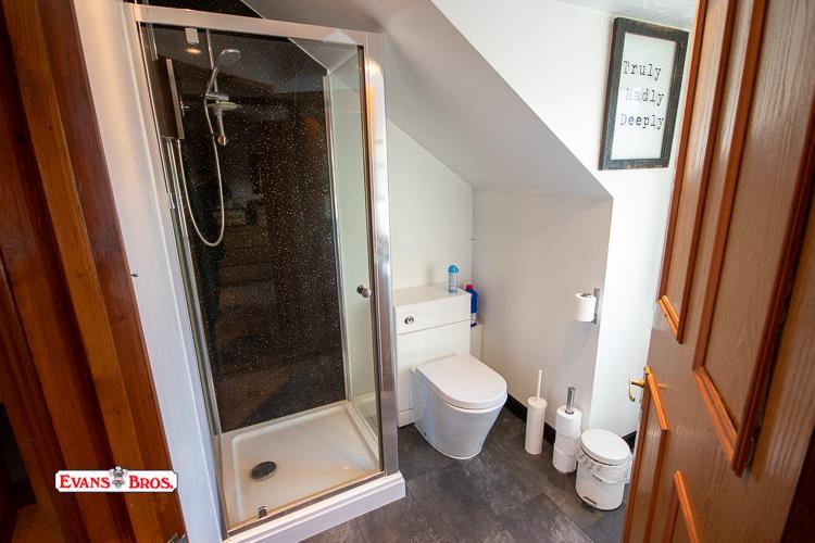 EN-SUITE SHOWER ROOM