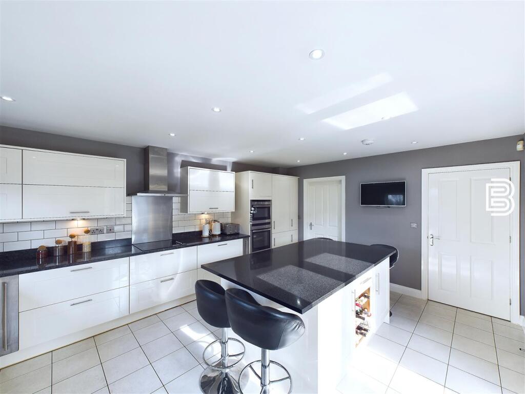 Kitchen (1).jpg