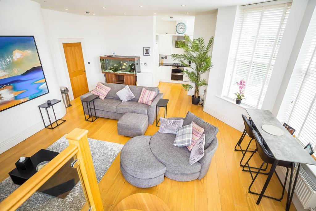Lounge / Kitchen