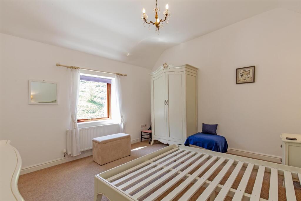 Bedroom 2-2.jpg
