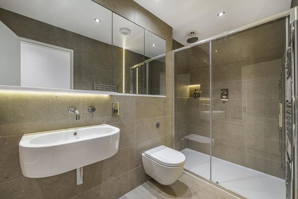 Bathroom (3).JPG