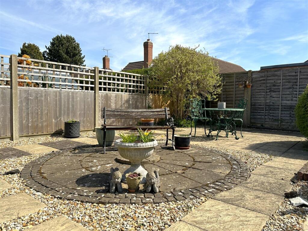 Secluded Seating Area 894