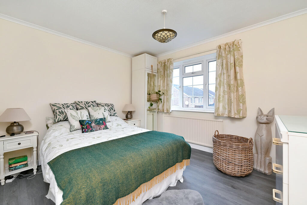 12 Brewers Close ...