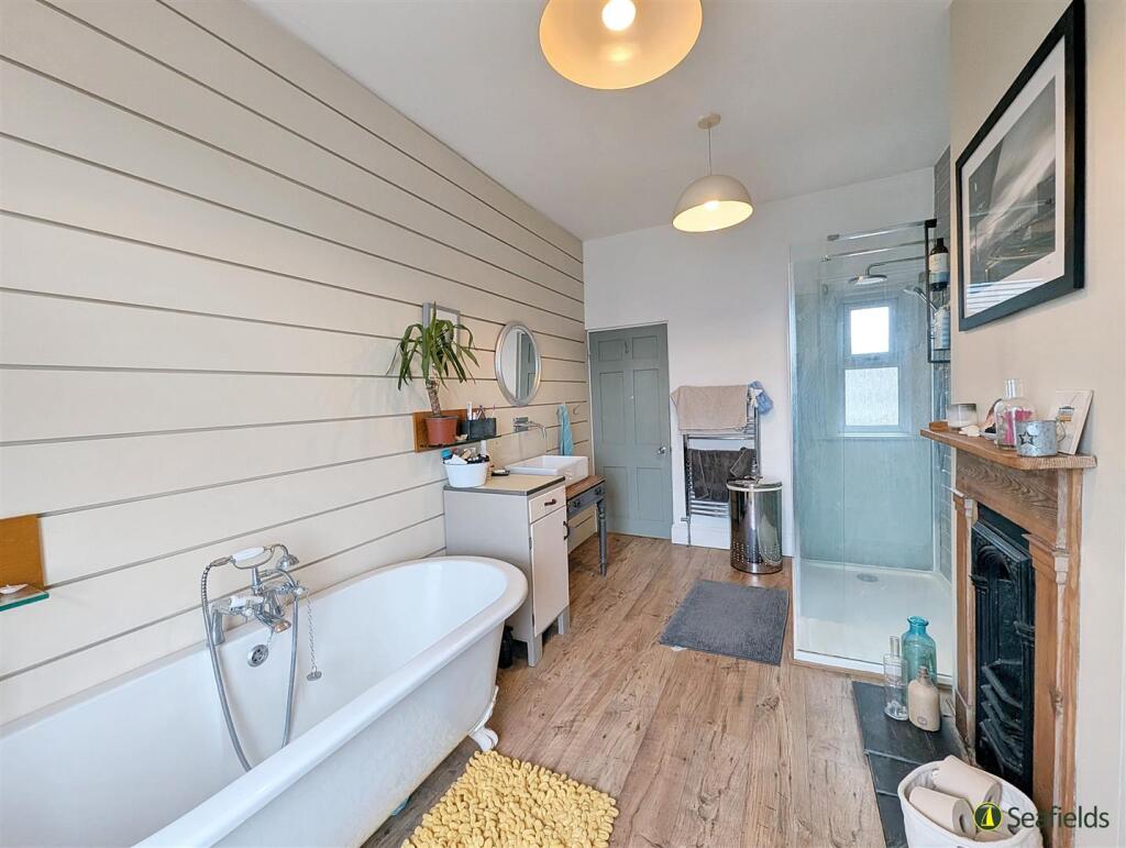 Bath/Shower Room