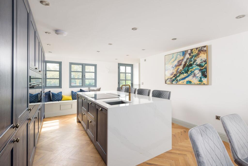 STUNNING SITTING ROOM AND BESPOKE FITTED KITCHEN
