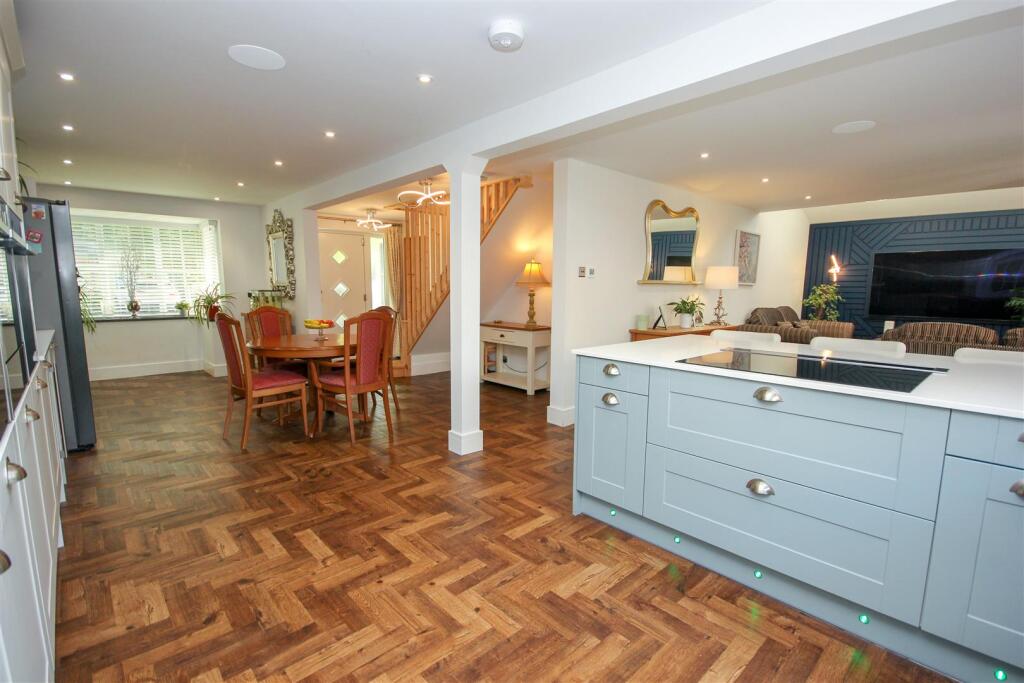 Kitchen Dining Lounge.jpg